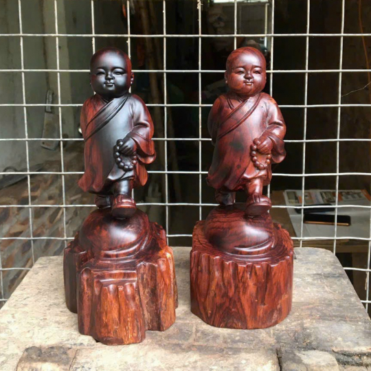 Tượng gỗ chú tiểu