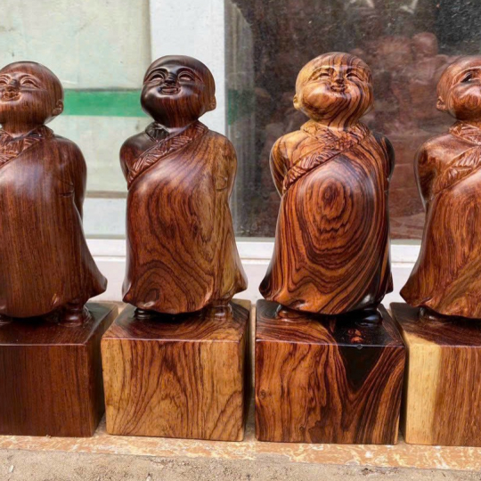 Tượng gỗ chú tiểu