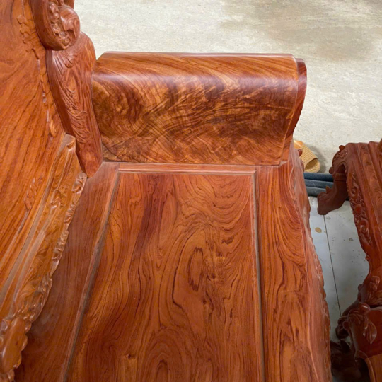 Salon gỗ cổ điển đẹp