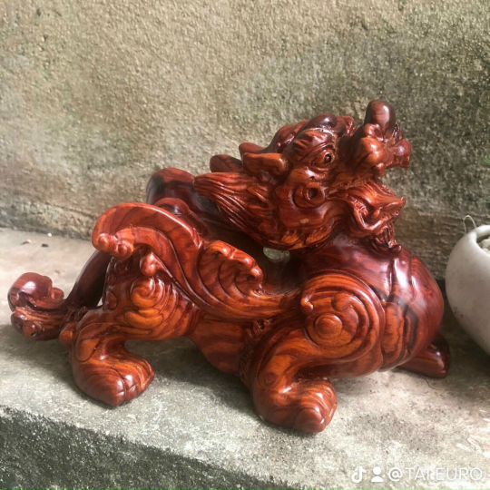 Tượng kỳ lân gỗ