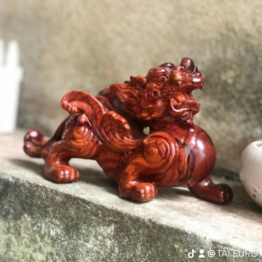 Tượng kỳ lân gỗ