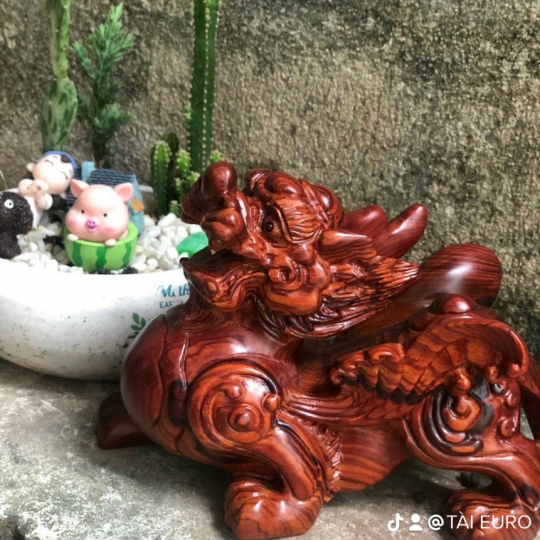 Tượng kỳ lân gỗ