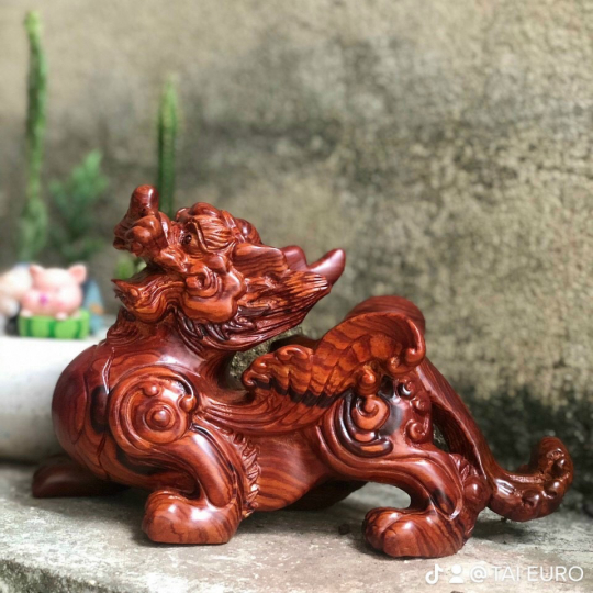 Tượng kỳ lân gỗ