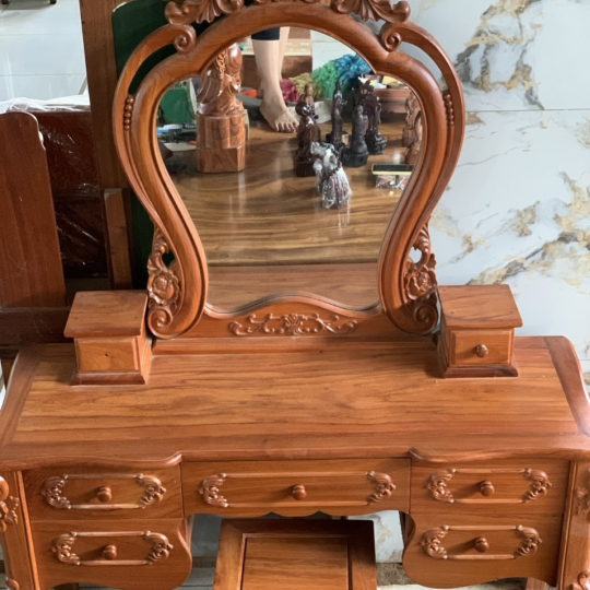Bàn trang điểm cổ điển